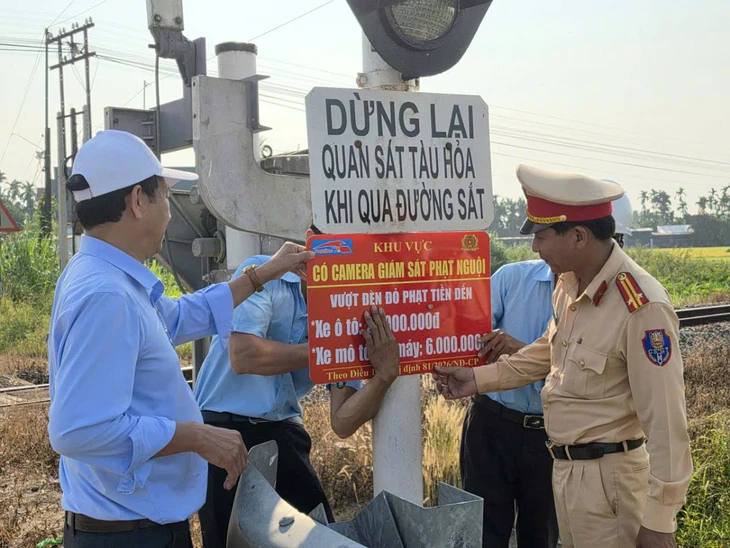 Quảng Ngãi cảnh báo sẽ phạt nguội khi vượt đèn đỏ qua đường sắt - Ảnh 1.