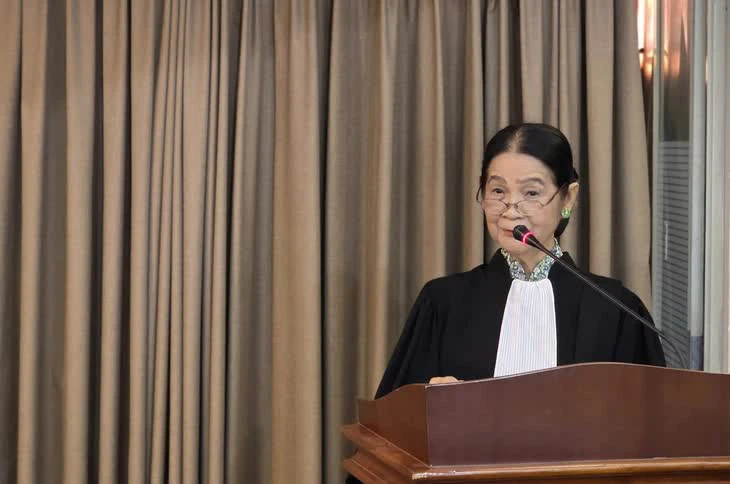 Chiếc áo của luật sư - Ảnh 1.