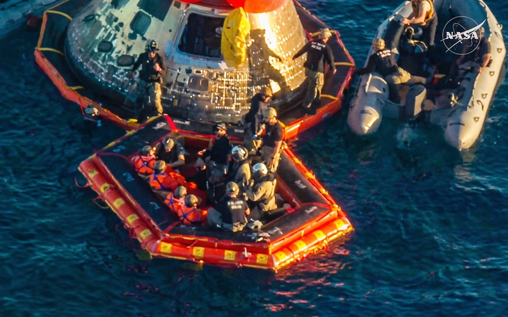 Phi hành đoàn Artemis II mỉm cười rạng rỡ sau khi được đưa ra khỏi tàu vũ trụ Orion  - Ảnh 7.