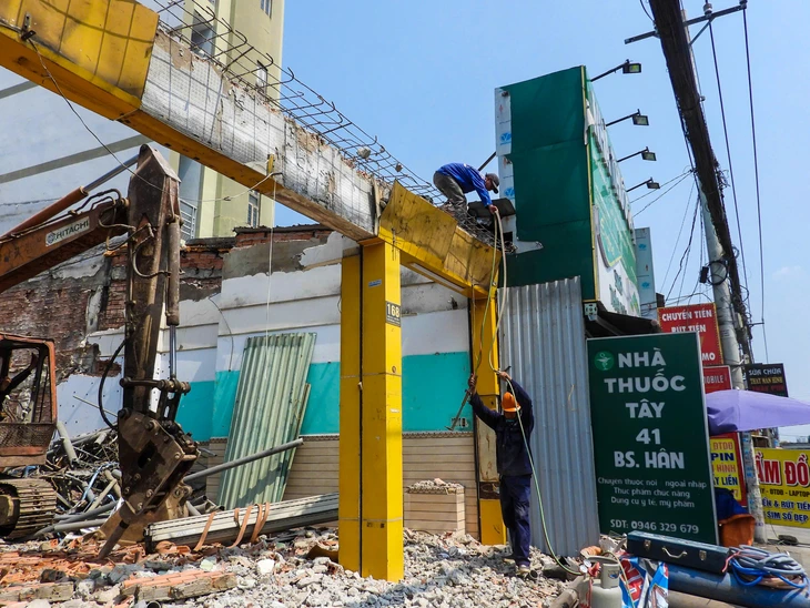 Những căn nhà đầu tiên được tháo dỡ, nhường chỗ cho dự án mở rộng quốc lộ 13 - Ảnh 3.