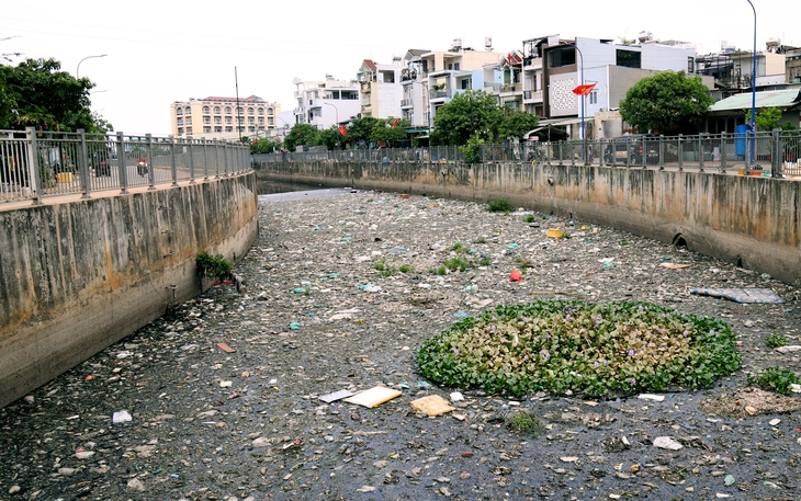 'Nhức mũi' với hàng loạt điểm trung chuyển rác tại TP.HCM  - Ảnh 11.