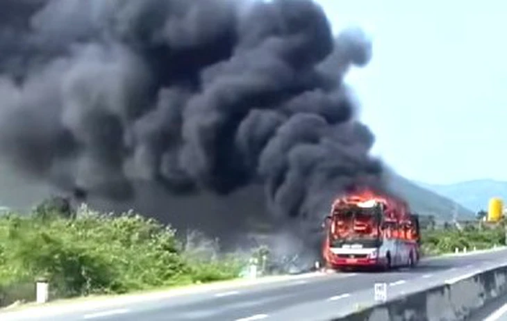 Cháy xe khách trên quốc lộ 1 qua Khánh Hòa, kẹt xe kéo dài - Ảnh 2.