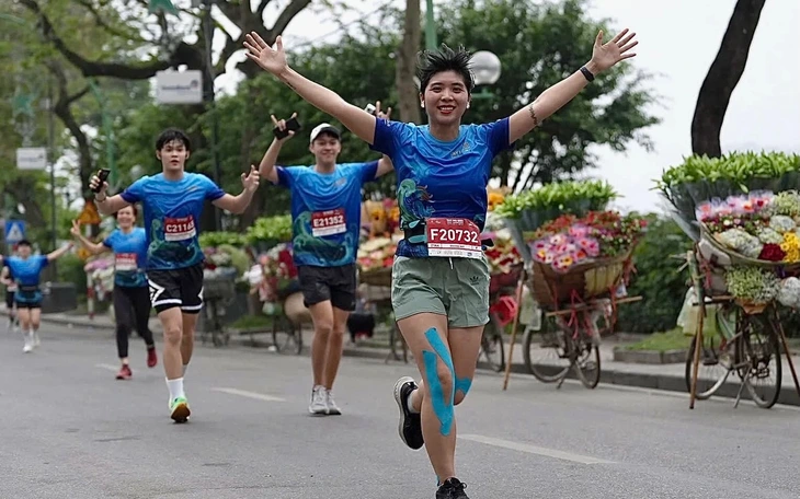 Nguyễn Thị Oanh, Nguyễn Trung Cường vô đối ở Giải chạy Tay Ho Half Marathon - Ảnh 2.