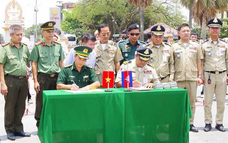 Hàng trăm người tiếp nhận từ Campuchia qua cửa khẩu Tây Ninh đã bị khởi tố tội lừa đảo - Ảnh 3.