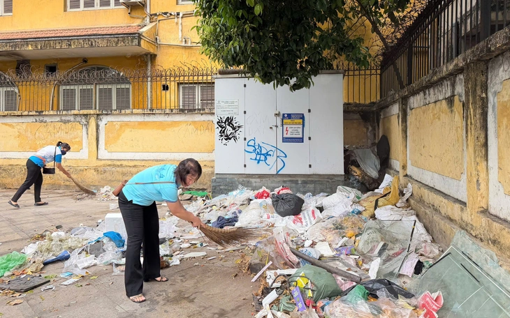 Ao Song Tân được dọn sạch rác, người dân nói muốn chung tay, không để ao lại bị ô nhiễm - Ảnh 12.