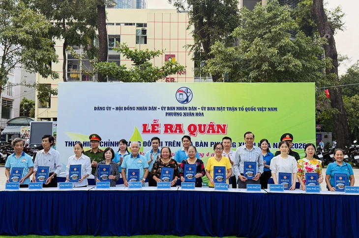 Nhiều phường ở TP.HCM ra quân chỉnh trang đô thị, dọn dẹp môi trường - Ảnh 3.