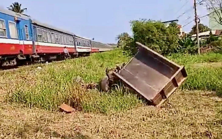 Qua đường kiểu 'tốn người', hai người thoát chết trước bánh xe khách - Ảnh 2.