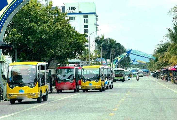 Tài xế xe điện bốn bánh ở Hải Tiến phải có bằng B2 trở lên - Ảnh 1.