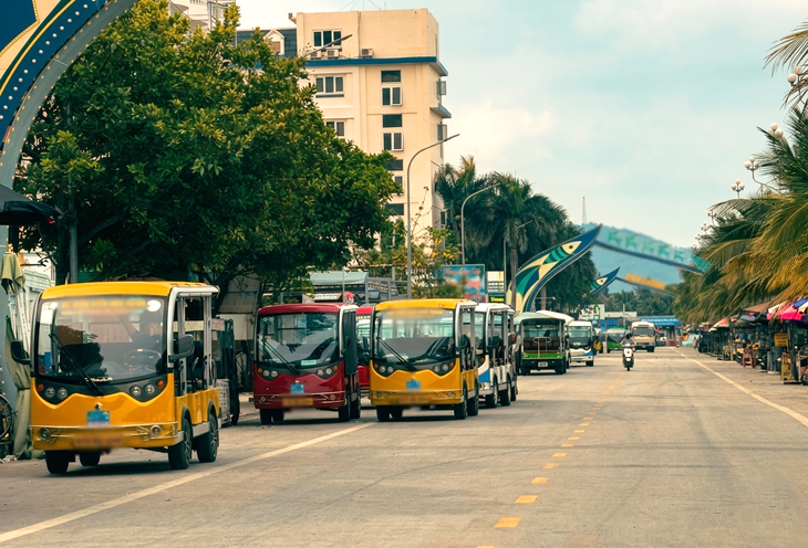 Tài xế xe điện bốn bánh ở Hải Tiến phải có bằng B2 trở lên - Ảnh 1.