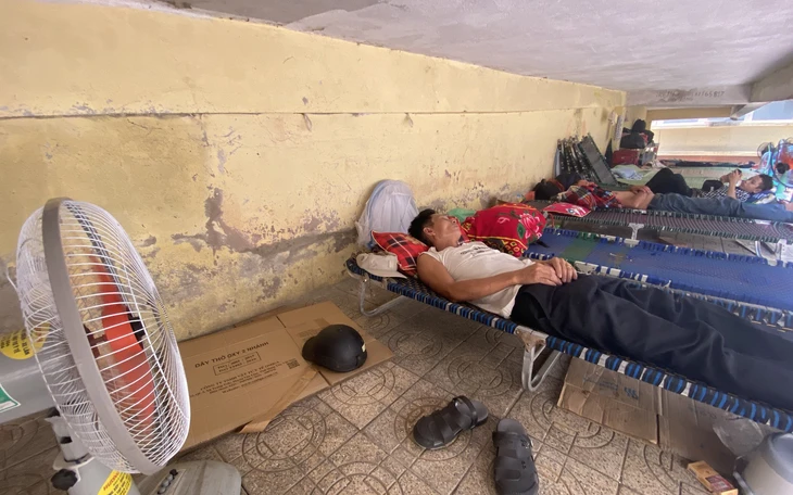 Nắng nóng, người ở trọ thêm gánh lo - Ảnh 2.