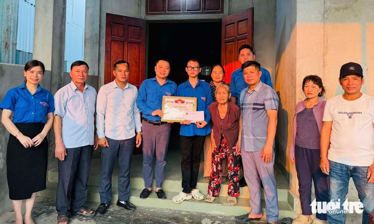 Khen thưởng nam sinh lớp 10 lao ra biển cứu 2 người giữa dòng xoáy - Ảnh 1.