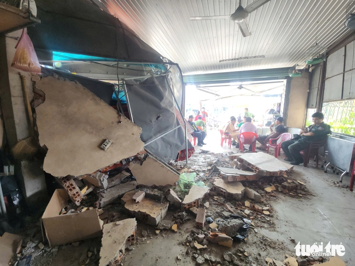 Xe tải mất thắng, tài xế đánh lái lao vào nhà dân để... tránh tai nạn - Ảnh 2.