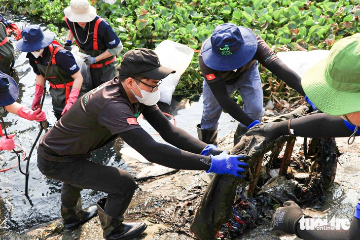 vớt rác - Ảnh 8.