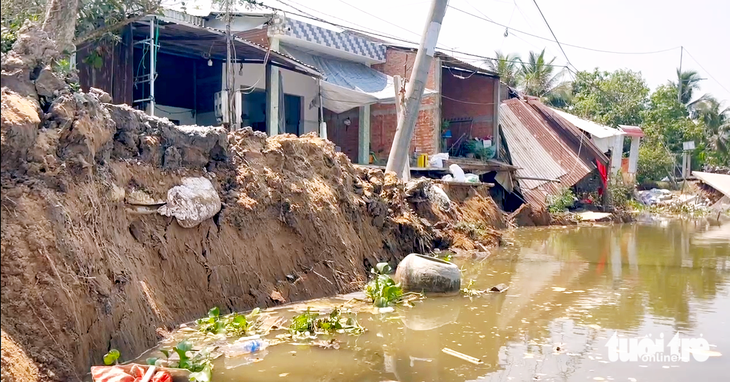 Sạt lở nghiêm trọng cắt đứt đường giao thông, đe dọa hơn 500ha sầu riêng - Ảnh 1.