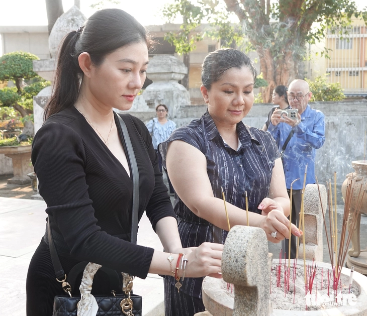 Tú Sương, Quế Trân, Võ Minh Lâm thắp nhang Lăng Lê Văn Duyệt, xin phép làm vở cải lương về ông - Ảnh 1. Tú Sương - Ảnh 1.