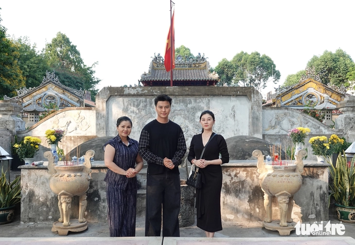 Tú Sương, Quế Trân, Võ Minh Lâm thắp nhang Lăng Lê Văn Duyệt, xin phép làm vở cải lương về ông - Ảnh 3. Tú Sương - Ảnh 2.