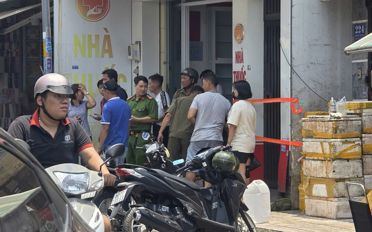 Vụ cháy nhà trọ ở TP.HCM khiến 2 người tử vong, còn 4 người tiên lượng bệnh nặng - Ảnh 1.