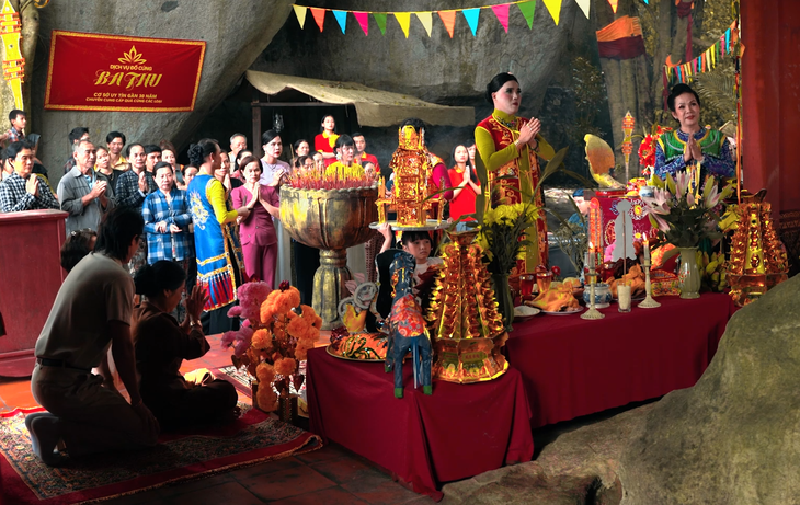 Múa mâm vàng - mâm bạc, múa bóng rỗi, múa cúng trăng, múa chằn vào phim 'Heo năm móng'. - Ảnh 2. Heo năm móng - Ảnh 2.