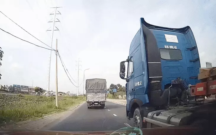 Công an mời tài xế xe ôm công nghệ cầm 'gậy 3 khúc' đánh người đi đường lên trụ sở làm việc - Ảnh 2.