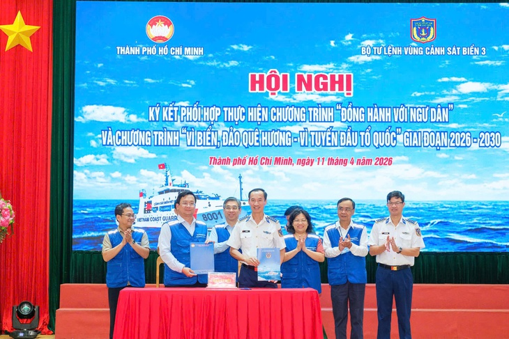 Đoàn đại biểu TP.HCM dâng hương tri ân anh hùng liệt sĩ tại Côn Đảo - Ảnh 2.