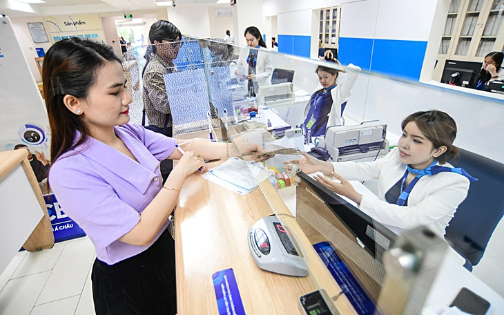 26 ngân hàng giảm lãi suất huy động, tạo dư địa hạ lãi vay - Ảnh 2.