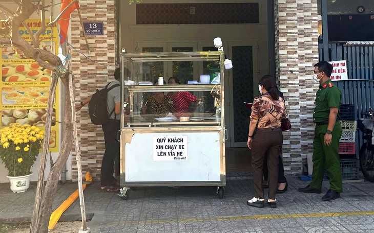 Hơn 20 người nhập viện nghi ngộ độc sau khi ăn bánh mì - Ảnh 2.