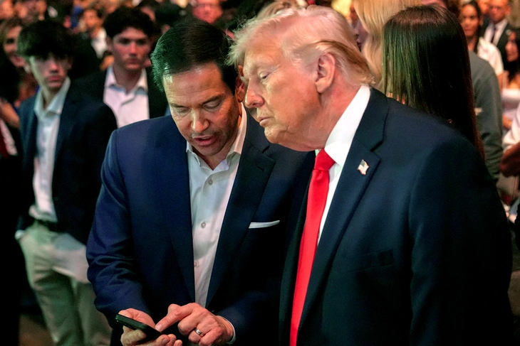 Ông Trump và Ngoại trưởng Rubio đi xem đấu võ trong lúc Mỹ đàm phán với Iran - Ảnh 2.