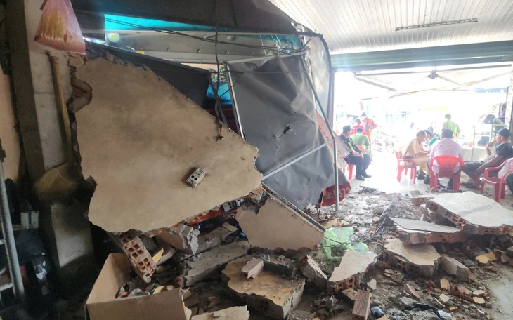 Malaysia: Video phụ nữ ngồi trong lòng người lái xe buýt xôn xao mạng xã hội - Ảnh 2.