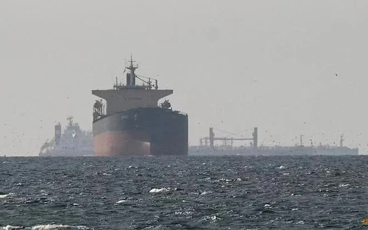 Hai tàu chở dầu cố thoát khỏi eo biển Hormuz sau khi ông Trump tuyên bố phong toả - Ảnh 2.