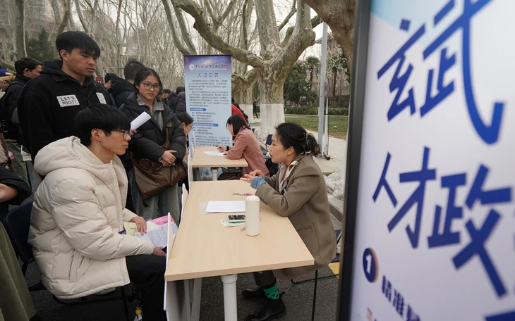 Sinh viên dùng AI: Nguy cơ từ ‘ảo giác AI’ và suy giảm phản biện - Ảnh 2.