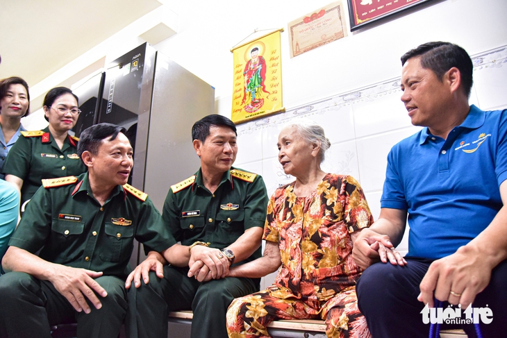 Ban Vì sự tiến bộ của phụ nữ Bộ Quốc phòng thăm, tặng quà các Mẹ Việt Nam anh hùng tại TP.HCM - Ảnh 2.