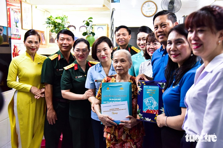 Ban Vì sự tiến bộ của phụ nữ Bộ Quốc phòng thăm, tặng quà các Mẹ Việt Nam anh hùng tại TP.HCM - Ảnh 3.