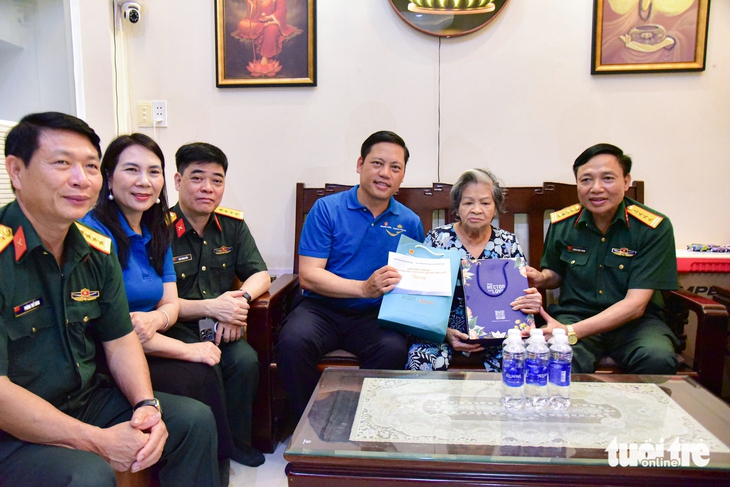 Ban Vì sự tiến bộ của phụ nữ Bộ Quốc phòng thăm, tặng quà các Mẹ Việt Nam anh hùng tại TP.HCM - Ảnh 6.