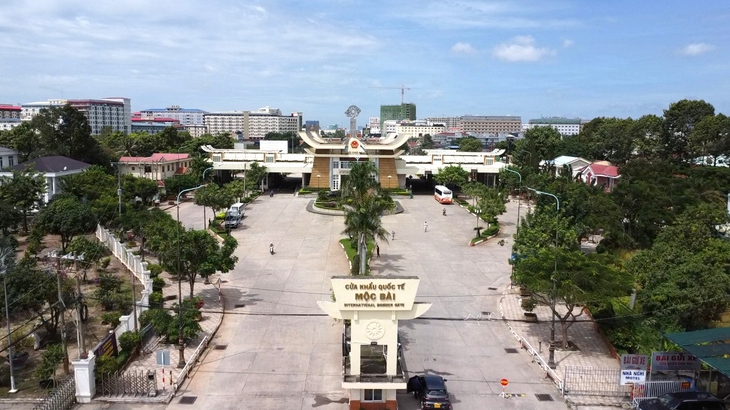 Xe qua Mộc Bài nhiều gấp 6,5 lần thiết kế, Tây Ninh đề xuất cho xe đi vòng hai bên cửa khẩu - Ảnh 1.