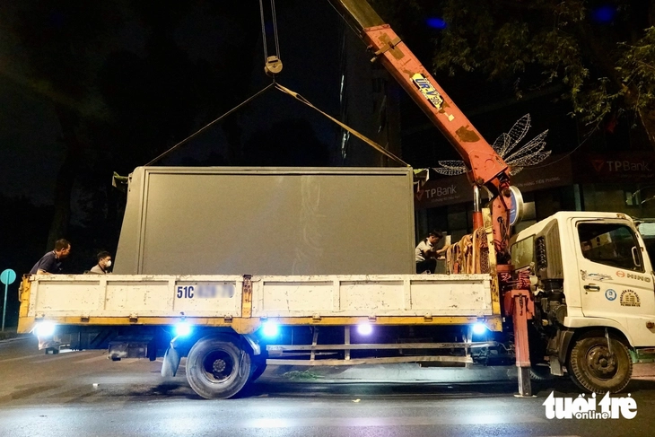 Một số doanh nghiệp gỡ vội bảng quảng cáo án ngữ vỉa hè - Ảnh 3.