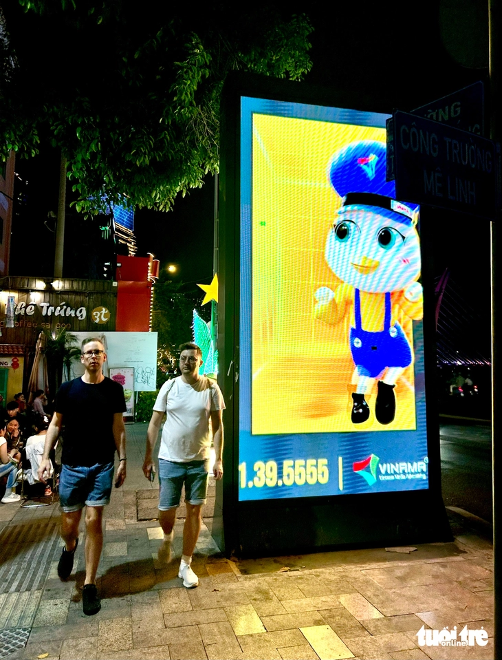 Một số doanh nghiệp gỡ vội bảng quảng cáo án ngữ vỉa hè - Ảnh 6.