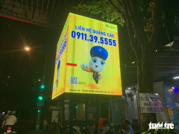 Một số doanh nghiệp gỡ vội bảng quảng cáo án ngữ vỉa hè - Ảnh 7.