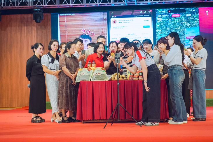 Viettel Post đưa nông sản Điện Biên ‘lên sóng’, chốt 7.000 đơn sau 2 ngày - Ảnh 1. Viettel Post - Ảnh 1.