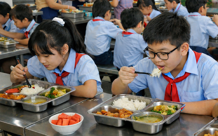 Vụ hơn 20 người nghi ngộ độc thực phẩm: Đình chỉ quán bánh mì - Ảnh 2.