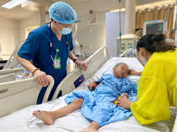 Cứu sống bé trai 5 tuổi đa chấn thương nặng trong vụ tai nạn xe khách tại Tam Đảo - Ảnh 1. tai nạn - Ảnh 1.