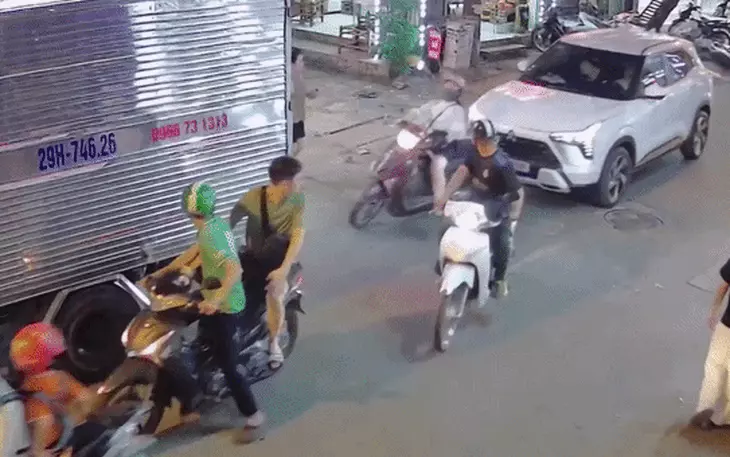 Mâu thuẫn với bố vợ, nam thanh niên nằm trên ca pô xe đang chạy trên đường - Ảnh 3.