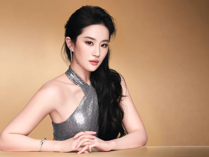 Lưu Diệc Phi mặc đầm của nhà thiết kế Việt - Ảnh 1. Lưu Diệc Phi - Ảnh 1.