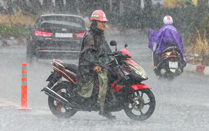 Ổ mây dông đậm đen, Lâm Đồng - Đắk Lắk có mưa giải nhiệt sau ngày nắng gắt - Ảnh 2.