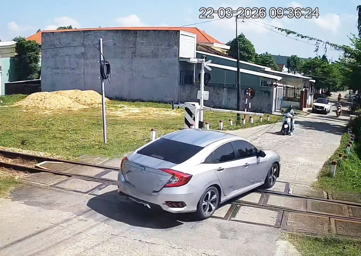 Vượt đèn đỏ nơi giao nhau đường sắt, cô gái bị phạt 5 triệu, tước GPLX 2 tháng - Ảnh 1.