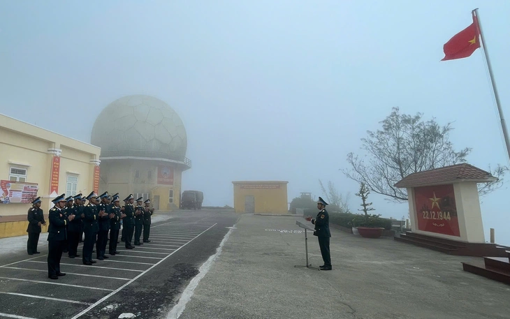 Độc đáo những chồng sách được bộ đội tạo hình Dinh Độc Lập, xe tăng 390, khí tài chiến đấu,  - Ảnh 3.