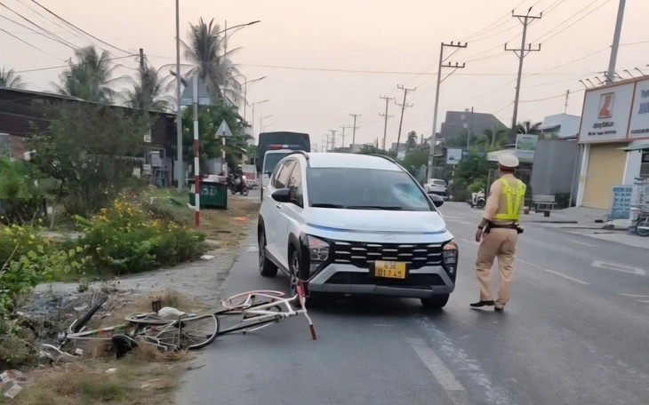 Tài xế xe ôm công nghệ lên cơn co giật nằm trên đường bất ngờ bị ô tô chạy đến đụng trúng - Ảnh 2.