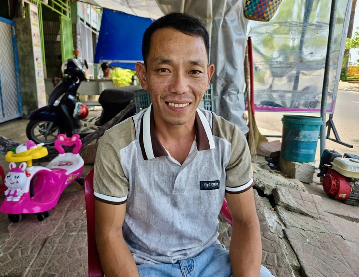 Xúc động chuyện người bỏ ghe để cứu cụ ông đi câu cá bị đột quỵ trên biển - Ảnh 2.