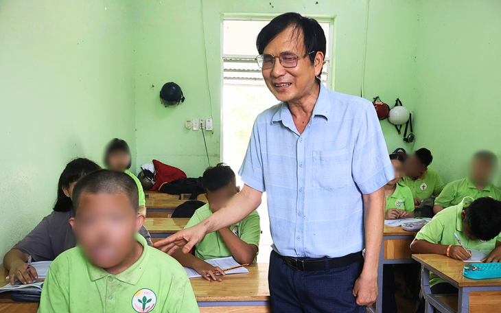 Giám đốc khiếm thị giúp hàng trăm trẻ khuyết tật: Đừng kỳ thị, hãy giúp công cụ! - Ảnh 1.