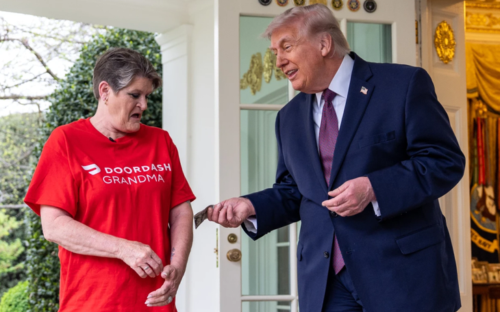 Nhân viên giao hàng phủ nhận tin đồn được thuê để diễn sau khi giao đồ ăn cho ông Trump  - Ảnh 3.