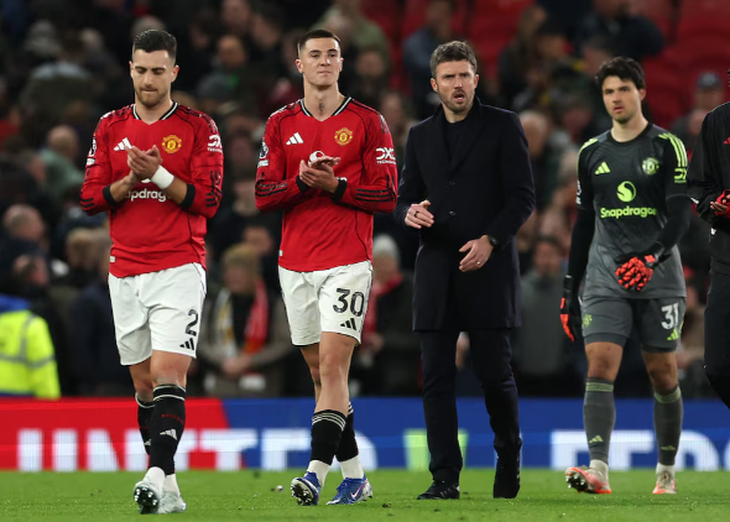 HLV Carrick chỉ trích trọng tài vì tấm thẻ đỏ của Martinez - Ảnh 3.